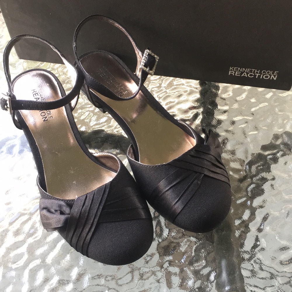 Girls size 3 black mini heel dress shoe